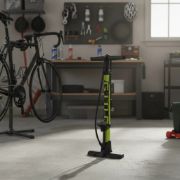 Imagen de Inflador De Pie Largo Calibre 2  160 Psi Verde