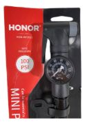 Imagen de Inflador De Mano Mini Aluminio C/ Manómetro 100 Psi Honor Negro